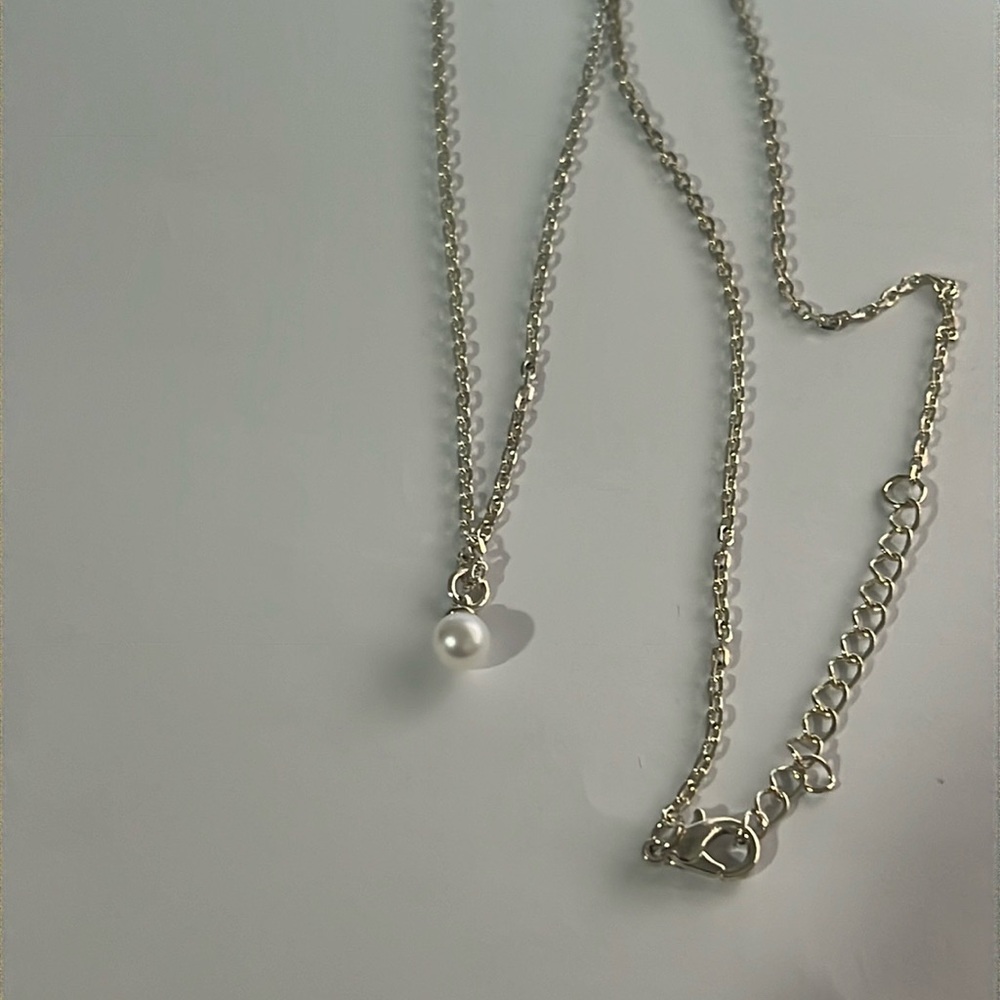 Long elegant necklace with pearl on silver chain
